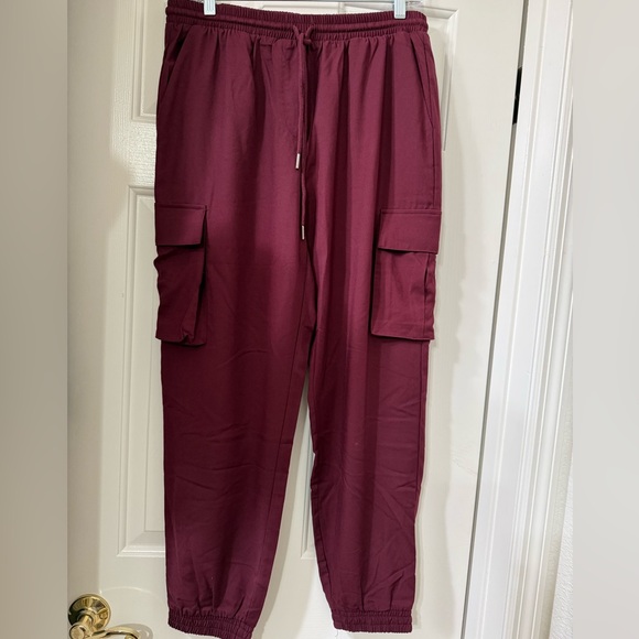 Zenana Outfitters Pants - Zenana Outfitters Women’s Maroon Cargo Pants - size Large *NWOT
